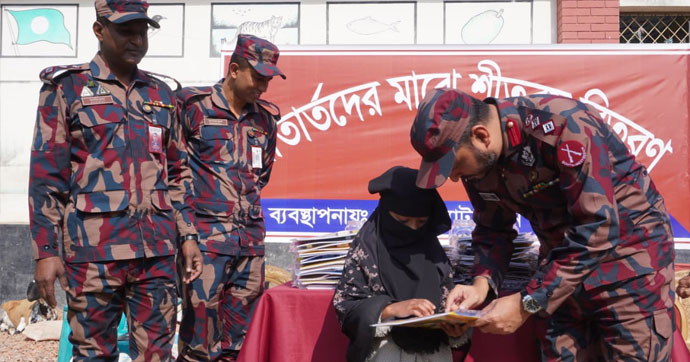 দৌলতপুর সীমান্তে শিক্ষা উপকরণ ও শীতবস্ত্র বিতরণ বিজিবির