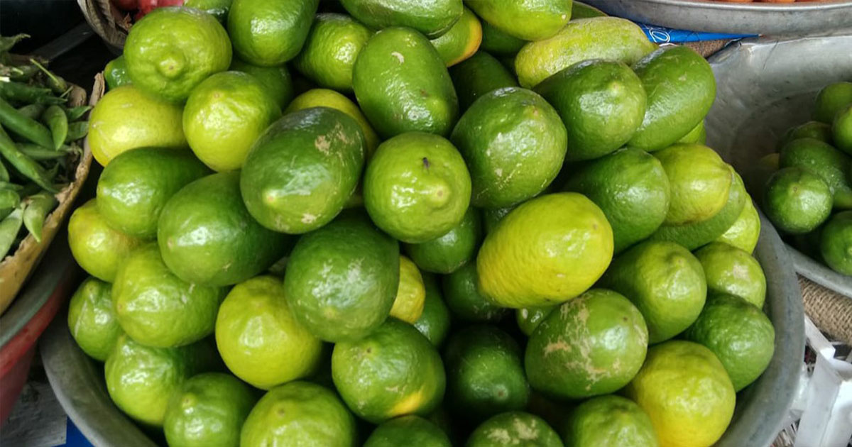 রোজার বাজারে চোখ রাঙাচ্ছে লেবু