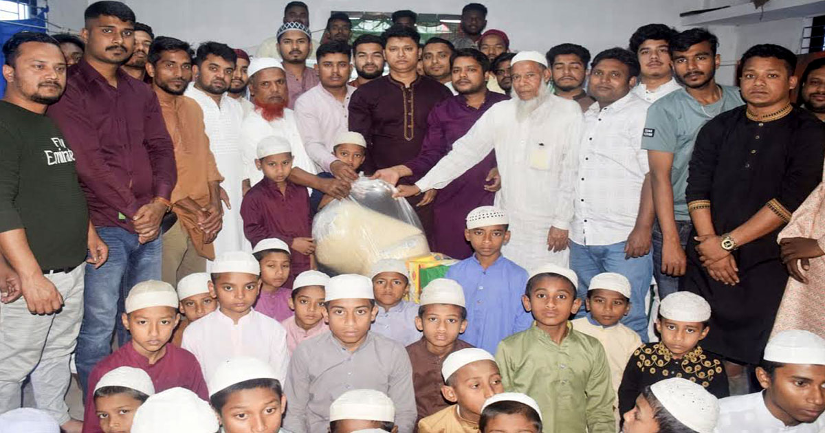 বগুড়া জেলা ছাত্রদলের উদ্যোগে ইফতার সামগ্রী বিতরণ