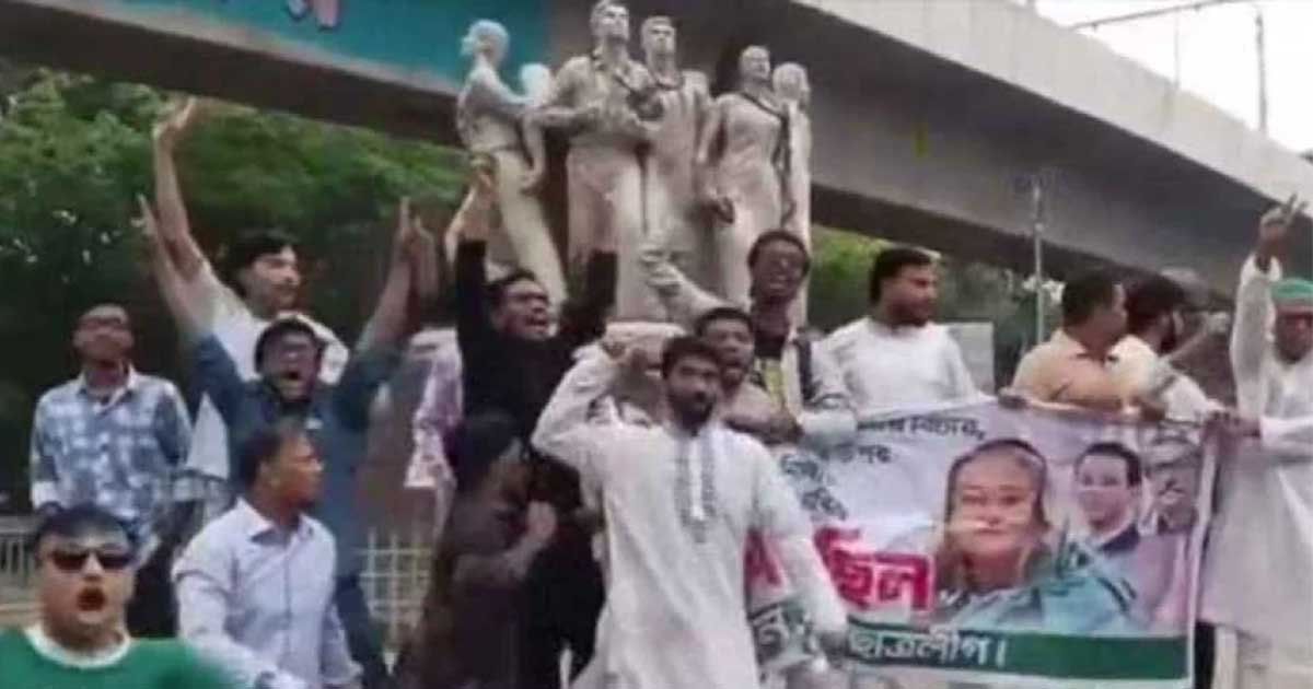 ঢাবিতে নিষিদ্ধ ছাত্রলীগের ঝটিকা মিছিল