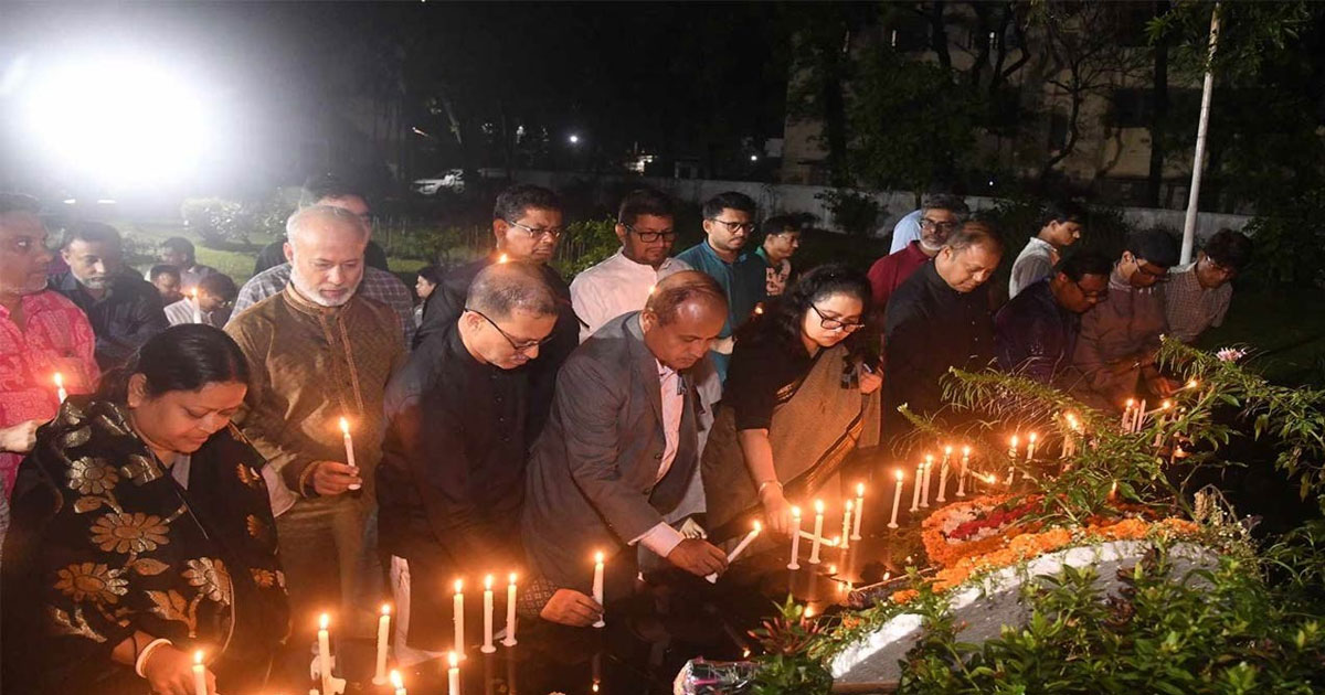 ঢাবিতে গণহত্যা দিবস পালিত, মোমবাতি প্রজ্বলন ও ব্ল্যাকআউট কর্মসূচি