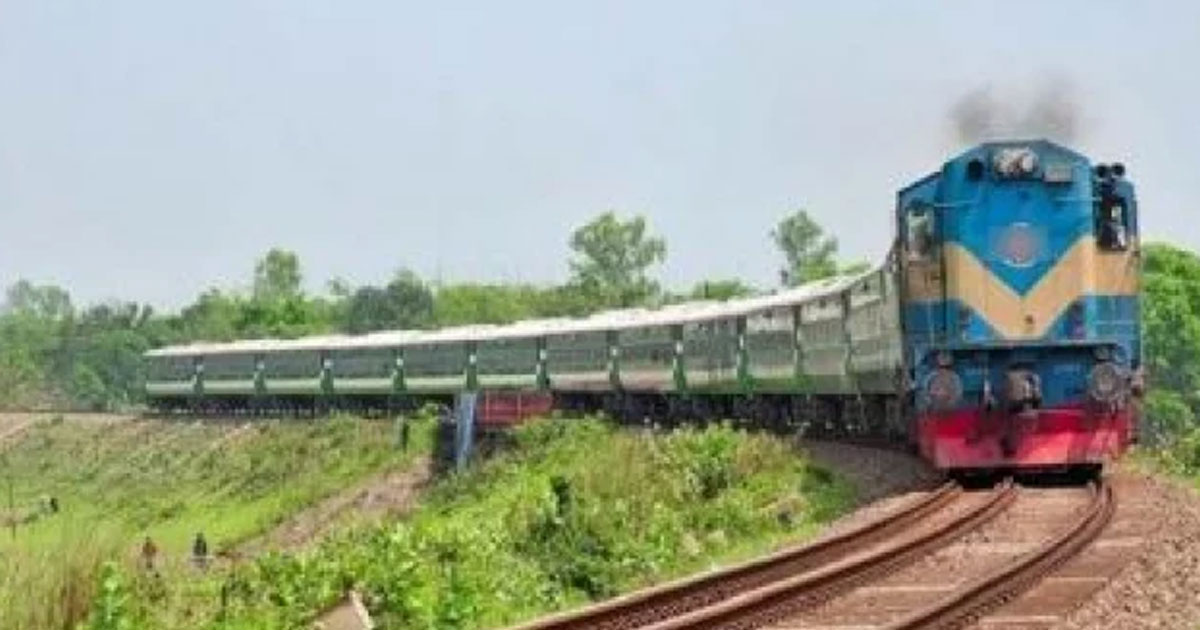 শিশুপুত্রকে নিয়ে চলন্ত ট্রেনের নিচে ঝাঁপ মায়ের