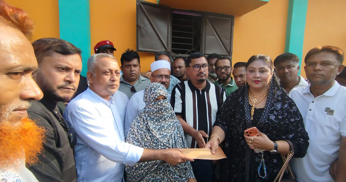 দাগনভূঞায় অগ্নিকাণ্ডে ক্ষতিগ্রস্ত পরিবারকে আর্থিক সহায়তা