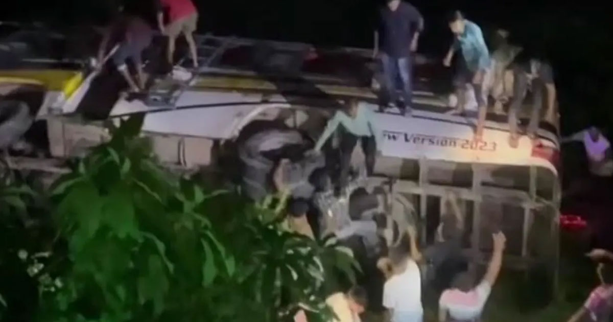 বিয়ানীবাজারে বাস খাদে পড়ে নারী-শিশুসহ আহত ৮