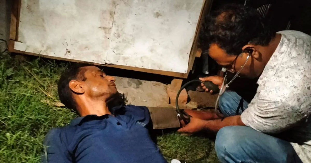 পুলিশের ভয়ে ইয়াবা গিলে অচেতন কারবারি