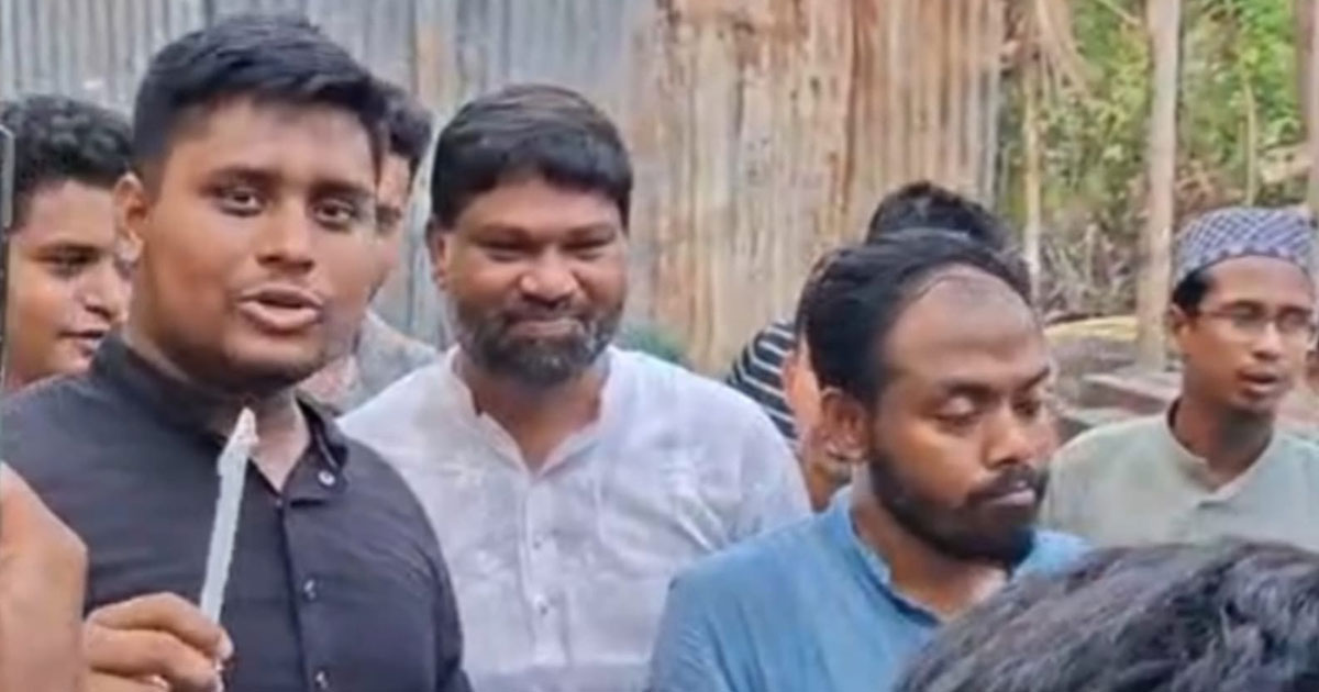 লোডশেডিংয়ের প্রতিবাদে দেবিদ্বারে হাসনাত আব্দুল্লাহর মোমবাতি বিতরণ