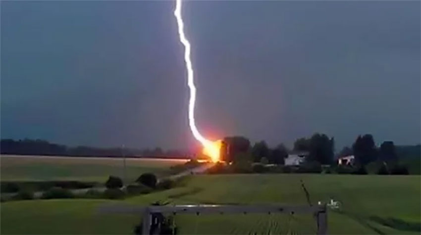 হাওরে ধান কাটার সময় বজ্রপাতে ৩ কৃষকের মৃত্যু