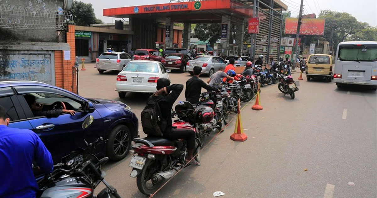 জ্বালানি তেলের দাম বৃদ্ধিতেও কমেনি ভোগান্তি, পাম্পে দীর্ঘ লাইন