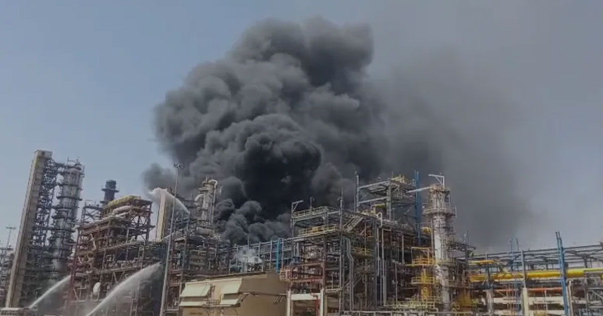উদ্বোধনের একদিন আগেই ভারতের তেল শোধনাগারে ভয়াবহ আগুন
