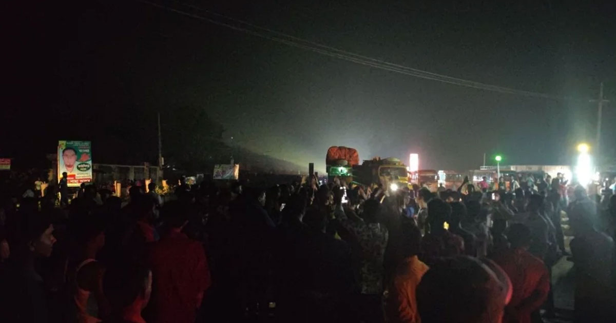 পরীক্ষার আগের দিনও প্রবেশপত্র পায়নি শিক্ষার্থীরা, প্রতিবাদে রাতেই মহাসড়ক অবরোধ