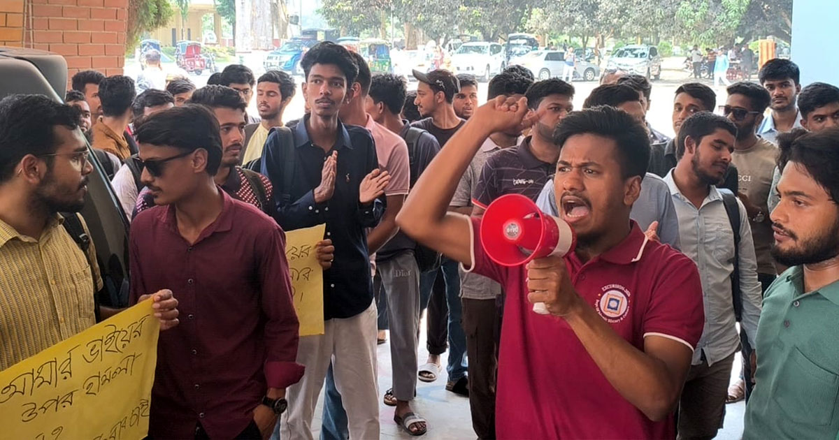 ছাত্রদল নেতার বিরুদ্ধে রাবিতে মানববন্ধন