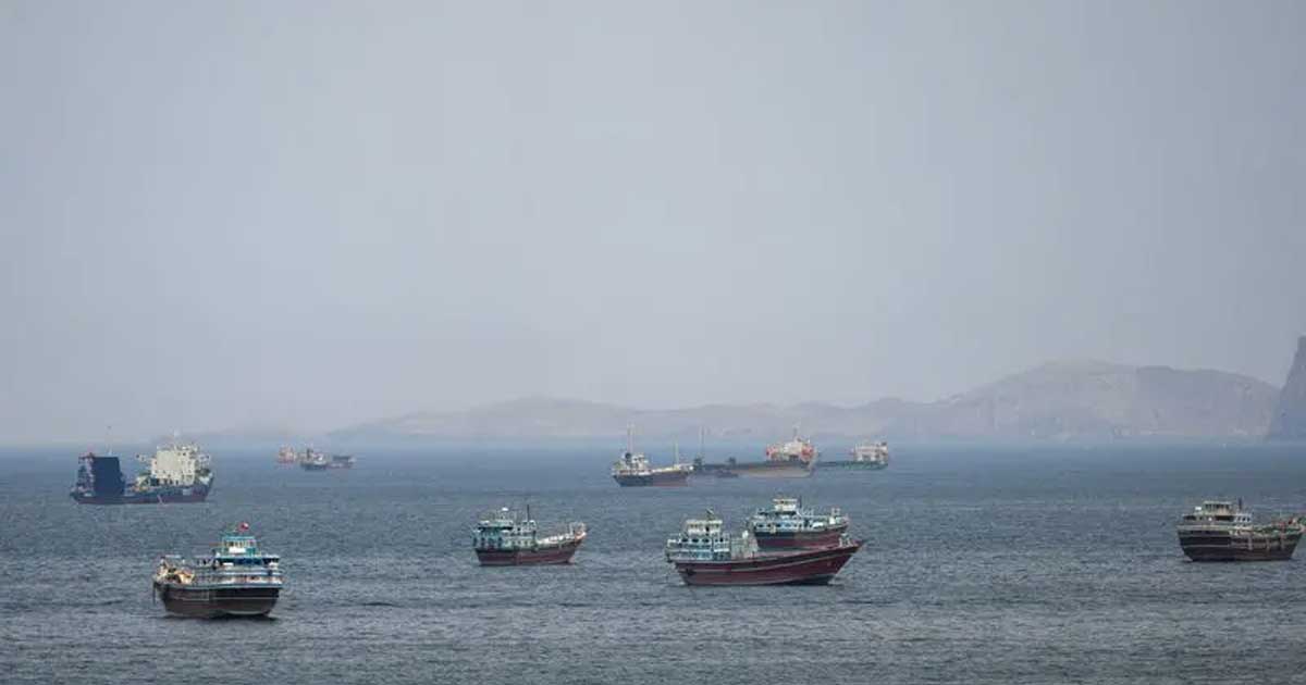 হরমুজ প্রণালিতে জাহাজে হামলা, যুদ্ধবিরতির মধ্যেই নতুন সংকট