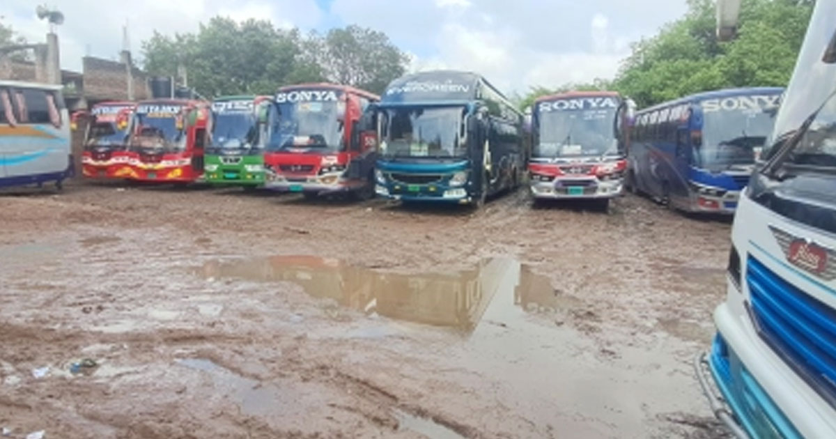 চাঁপাইনবাবগঞ্জে চাঁদা নিয়ে দুই গ্রুপের দ্বন্দ্বে , অনির্দিষ্টকালের জন্য দূরপাল্লার বাস বন্ধ