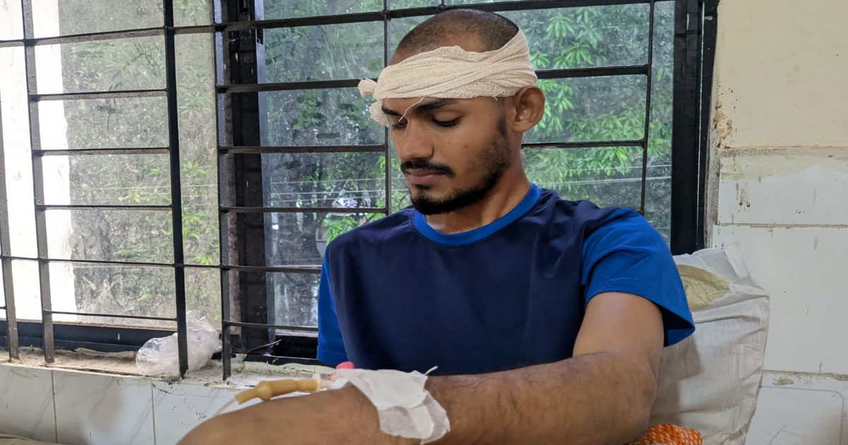 পুলিশের সামনেই শিবির নেতাদের ওপর ছাত্রদলের হামলা