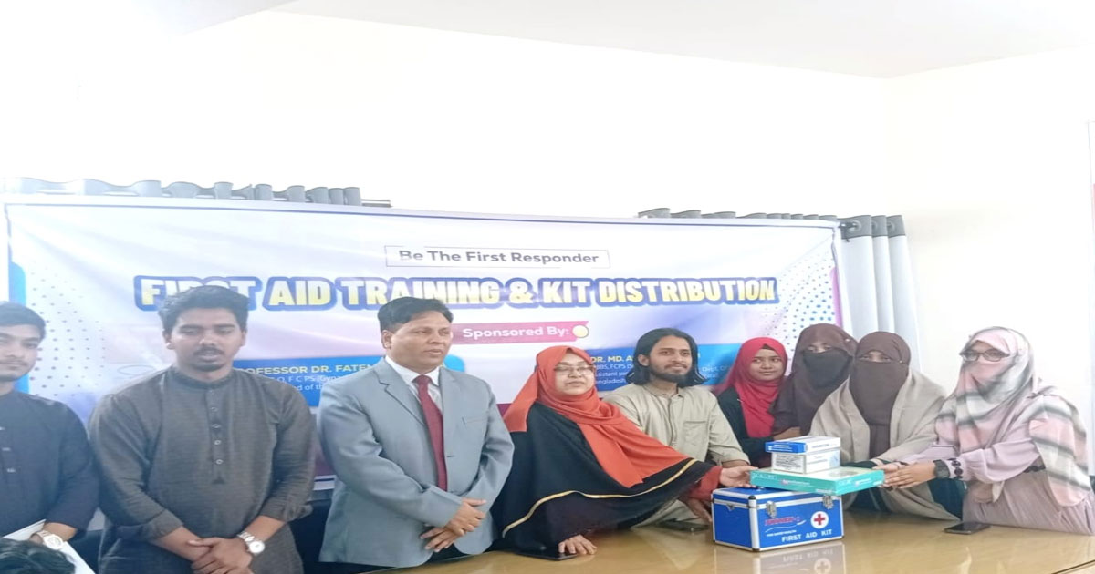রাকসুর উদ্যোগে ফার্স্ট এইড বক্স বিতরণ ও প্রশিক্ষণ