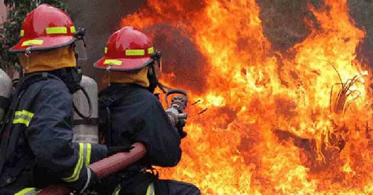 বাংলাবাজারে বইয়ের দোকানে আগুন