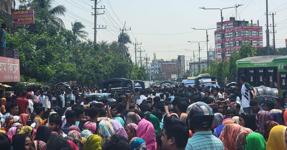 চট্টগ্রামের চান্দগাঁও এলাকায়  শ্রমিকদের সড়ক অবরোধ