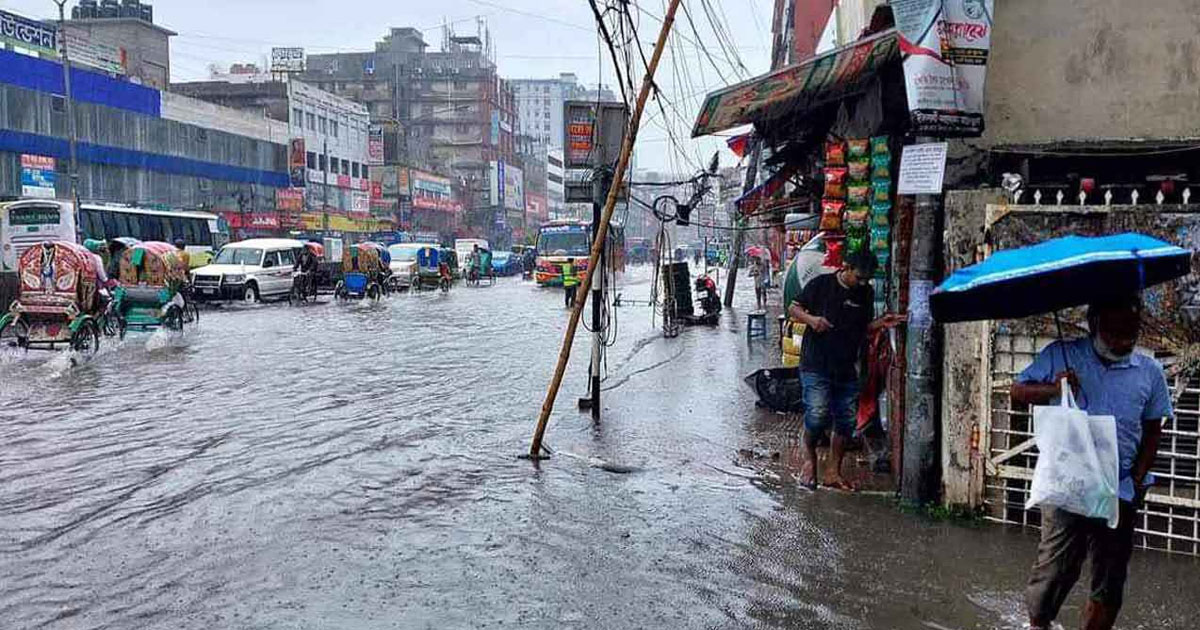 হঠাৎ বৃষ্টিতে রাজধানীতে নাজেহাল জনজীবন