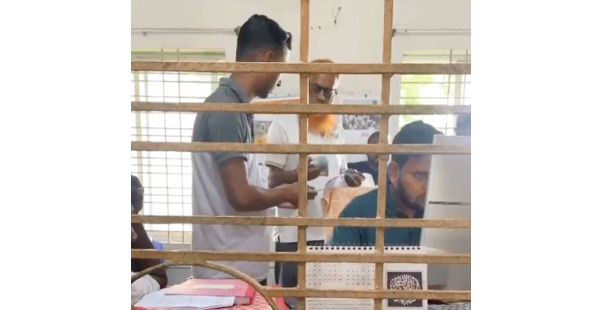 বামন্দী ইউনিয়ন ভূমি অফিসে প্রকাশ্যে টাকা লেনদেন