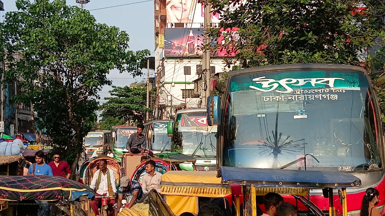 ঢাকা-নারায়ণগঞ্জ রুটে হঠাৎ ভাড়া বৃদ্ধি, ক্ষোভে ফুঁসছেন যাত্রীরা