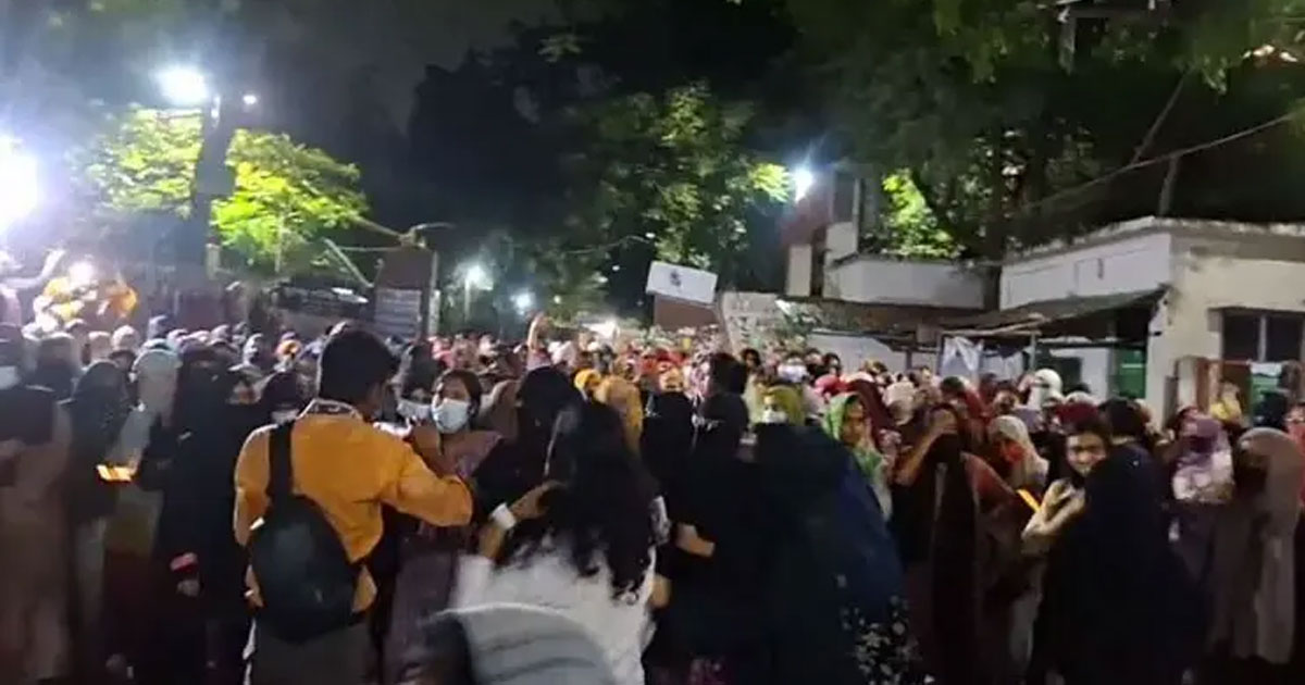 তিতুমীর কলেজে ছাত্রীদের বিক্ষোভ