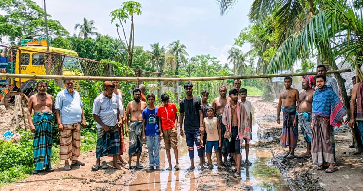 অভয়নগরে সড়ক মেরামতের দাবীতে এলাকাবাসীর অবরোধ