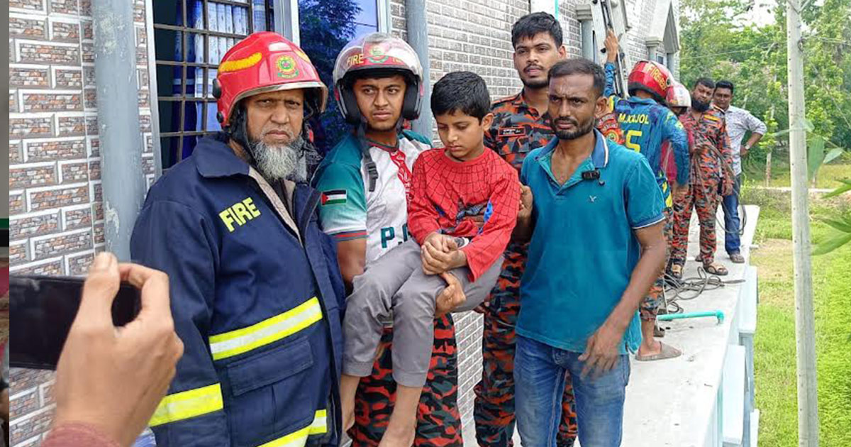 মাদ্রাসা থেকে পালাতে গিয়ে ভেন্টিলেটরে আটকা পড়লো ছাত্র, উদ্ধারে ফায়ার সার্ভিস