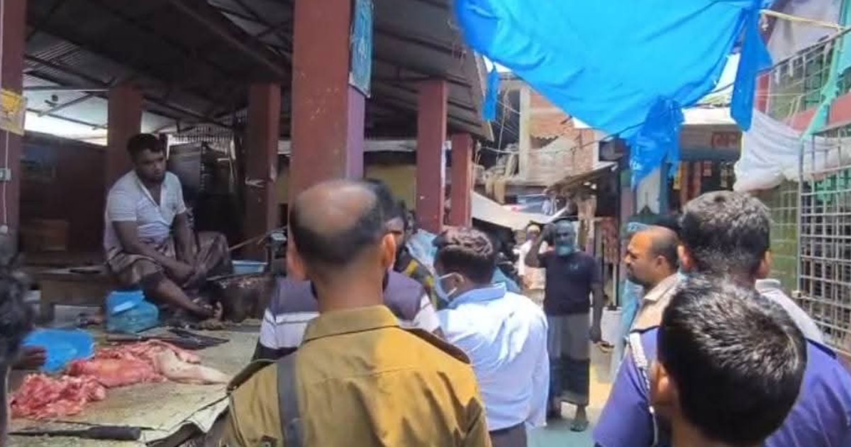 জীবননগরে পঁচা মাংস বিক্রির দায়ে দোকান সিলগালা