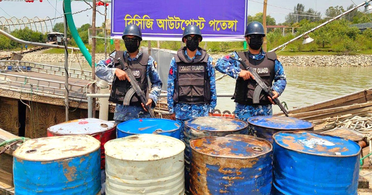 পতেঙ্গায় ১৫০০ লিটার অবৈধ পাম অয়েল জব্দ