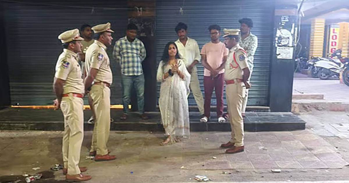 গভীর রাতে রাস্তায় নারী পুলিশ, তিন ঘণ্টায় ৪০ পুরুষের ‘প্রস্তাব’