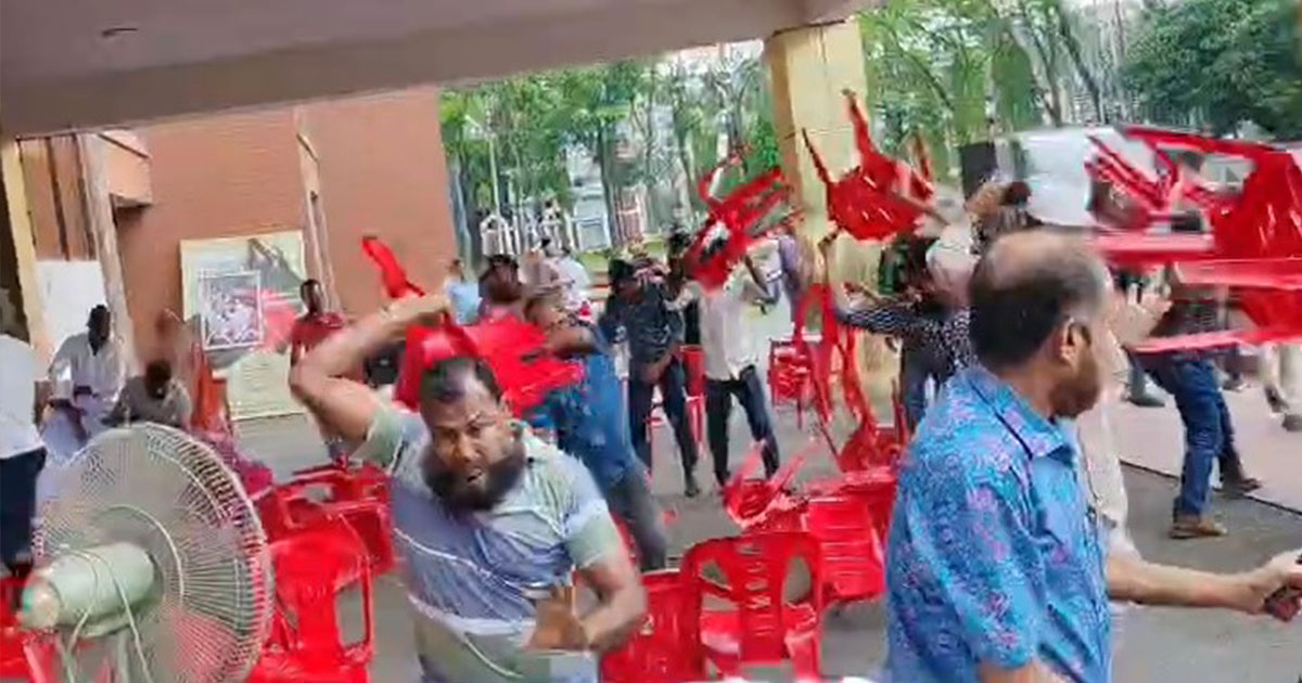 পবিপ্রবিতে অবরোধ কর্মসূচিতে হামলা: শিক্ষক-শিক্ষার্থী আহত