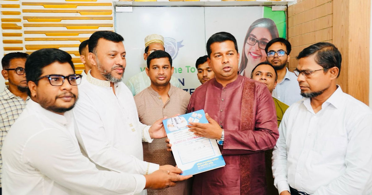 একজন অসহায় মা ও পাঁচ মাস বয়সী শিশুর পাশে দাঁড়ালেন চট্টগ্রাম জেলা প্রশাসক