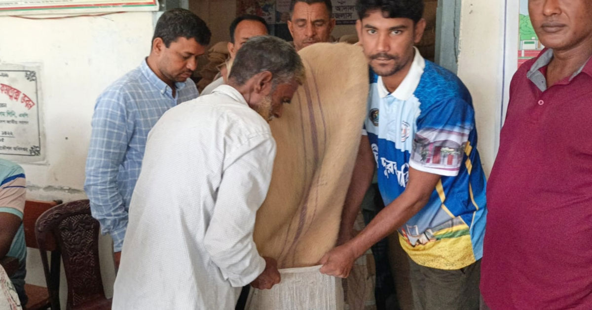 ঈদুল আজহা উপলক্ষে গাইবান্ধায় ভিজিএফ চাল বিতরণ