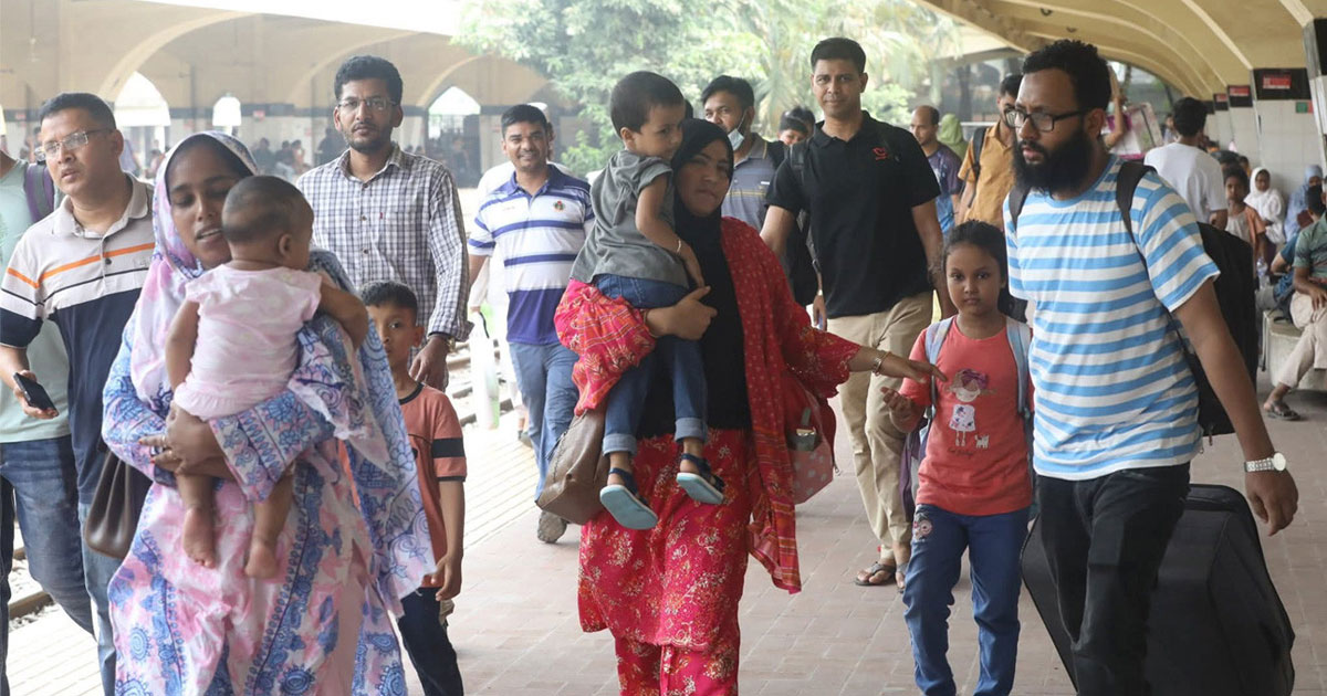ঈদযাত্রার শুরুতেই ট্রেনে শিডিউল বিপর্যয়