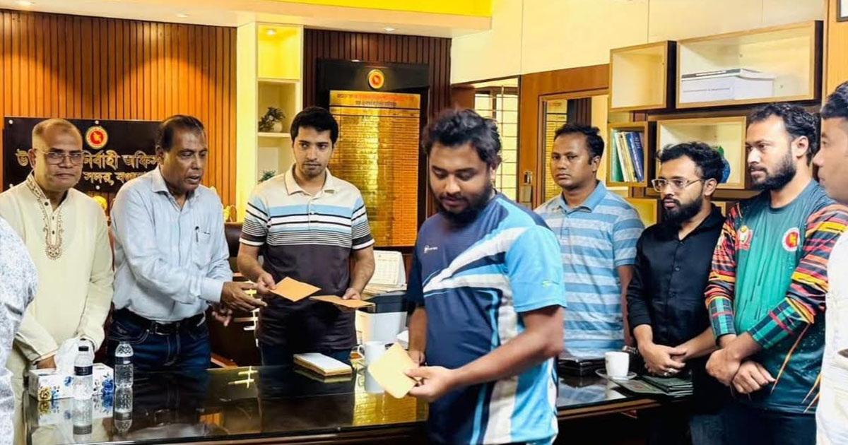 বগুড়ায় প্রধানমন্ত্রীর সহায়তা বিতরণ করলেন বাদশা এমপি