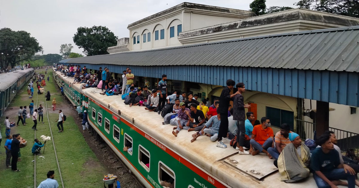 গাইবান্ধায় ঝুঁকি নিয়ে ট্রেনের ছাদে ভ্রমণ
