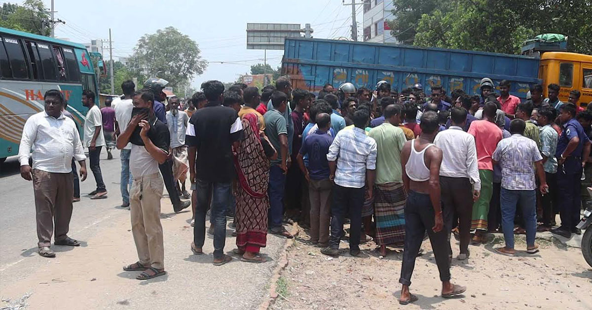 নওগাঁয় বাসের বক্সের ঢাকনার আঘাতে অটোরিকশার যাত্রী নিহত