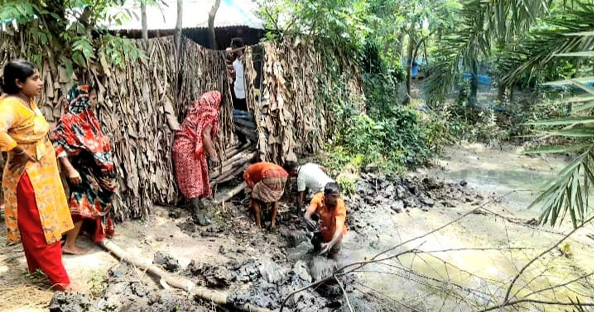 রামপালে গ্রামবাসীর খালের বাঁধ অপসারণ করায় প্রতিপক্ষের মামলা