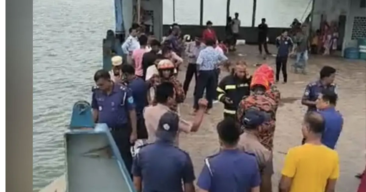 দৌলতদিয়া ঘাটে নিয়ন্ত্রণ হারিয়ে আবারও বাস নদীতে