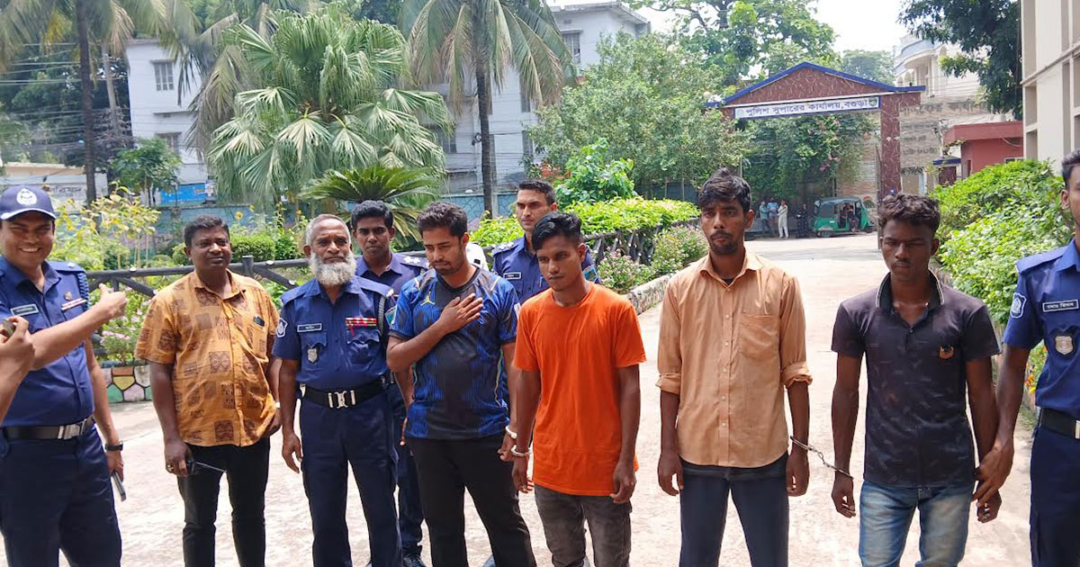 বগুড়ায় পুলিশের অভিযানে অস্ত্র ও ইয়াবাসহ ডাকাত দলের ৪ সদস্য গ্রেপ্তার
