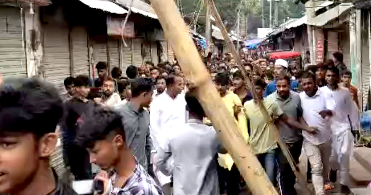 নোয়াখালীতে ছাত্রলীগের মিছিল, সংখ্যা বেশি দেখে সরে গেল পুলিশ