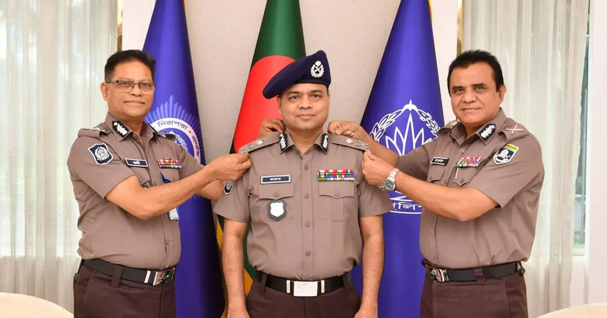 অতিরিক্ত আইজিপির র‍্যাংক ব্যাজ পরলেন ফারুক আহমেদ